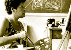  Senhora com pincel e godê praticando pintura de cavalete.